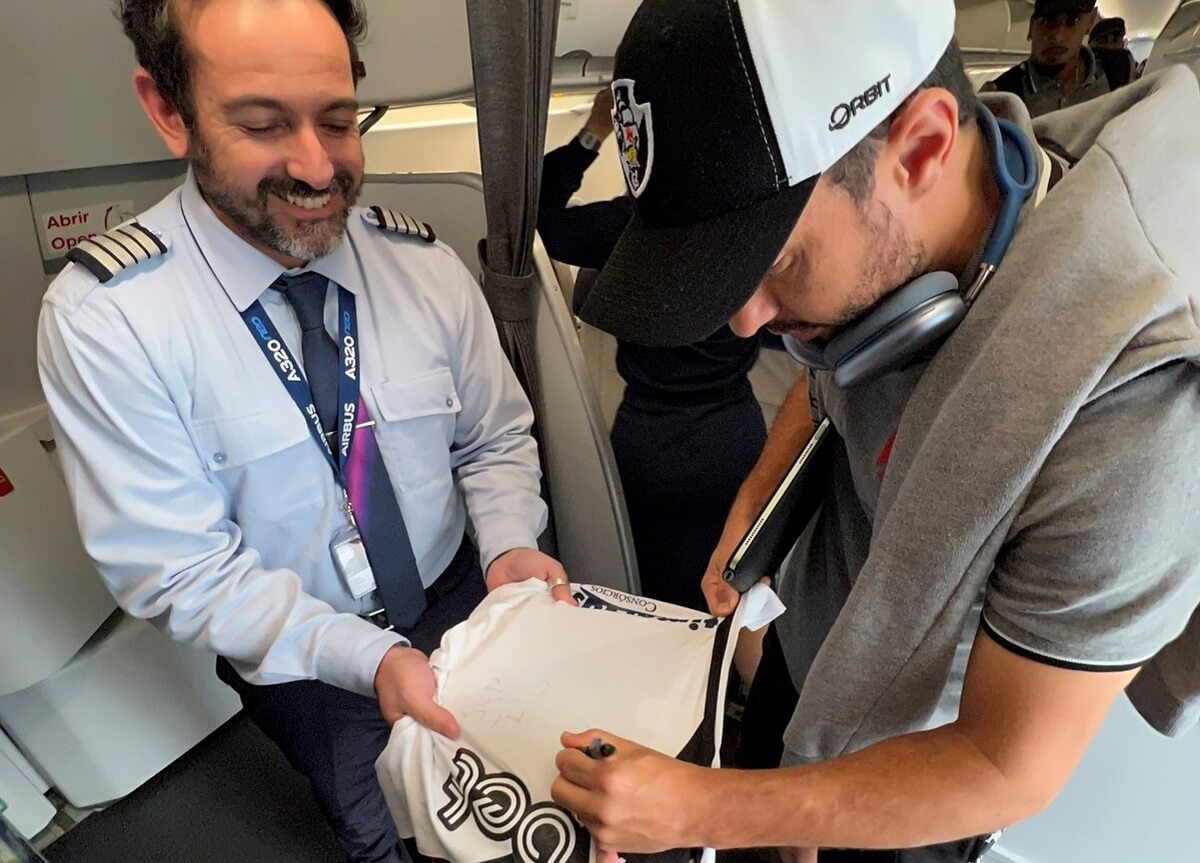 Nenê autografando camisa do Vasco de Felipe Oliveira