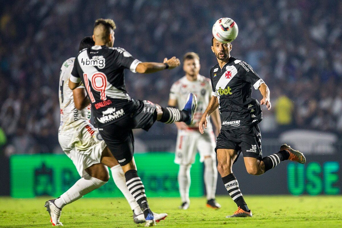 Nenê e Palacios em ação pelo Vasco contra o Operário-PR pela Série B 2022