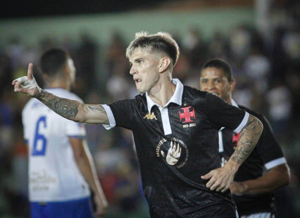 Orellano comemorando gol contra o Sampaio Corrêa-RJ