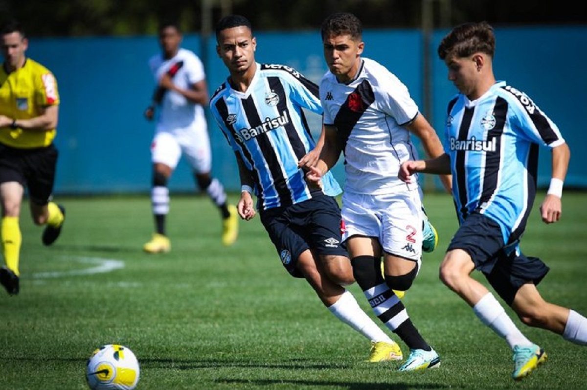 Paulinho em ação pelo Vasco contra o Grêmio pelo Brasileiro Sub-17