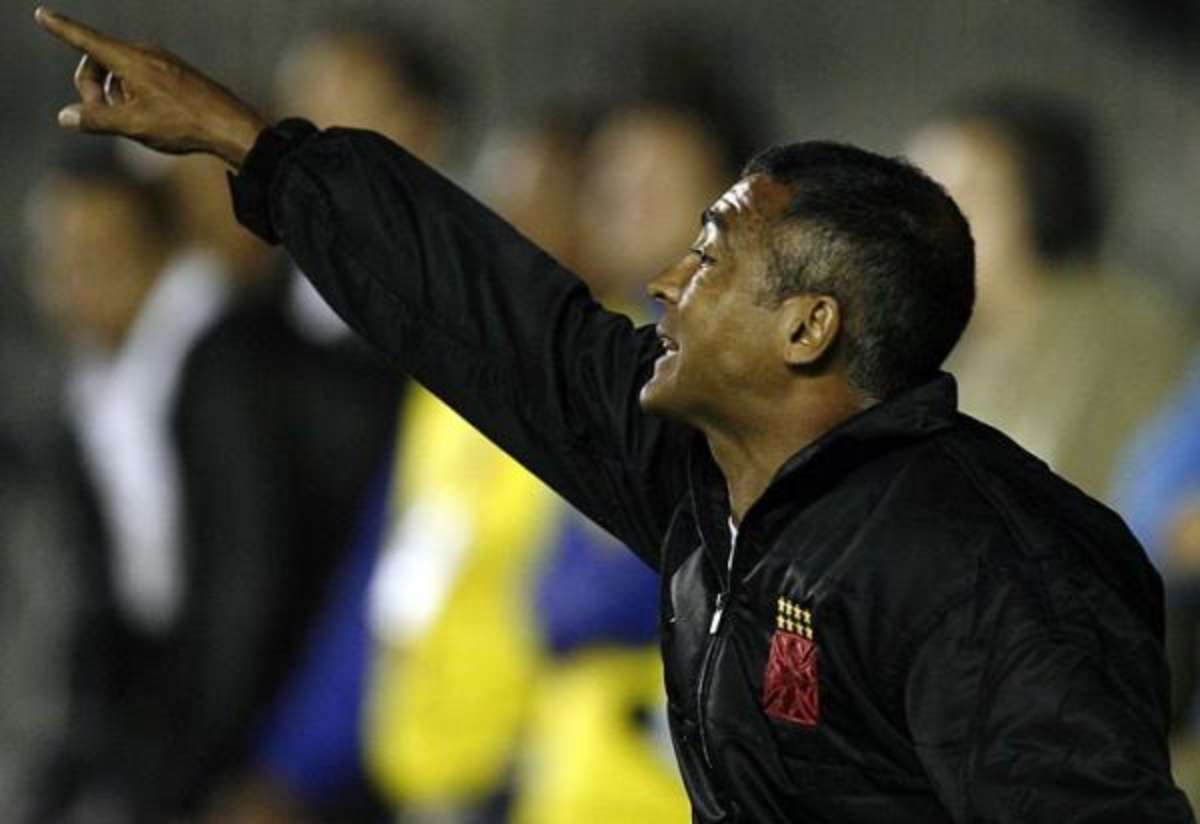 Romário em ação como técnico do Vasco