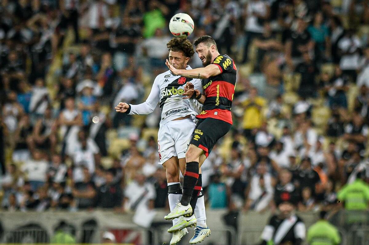 Figueiredo e Sander disputando bola em Vasco x Sport pela Série B 2022