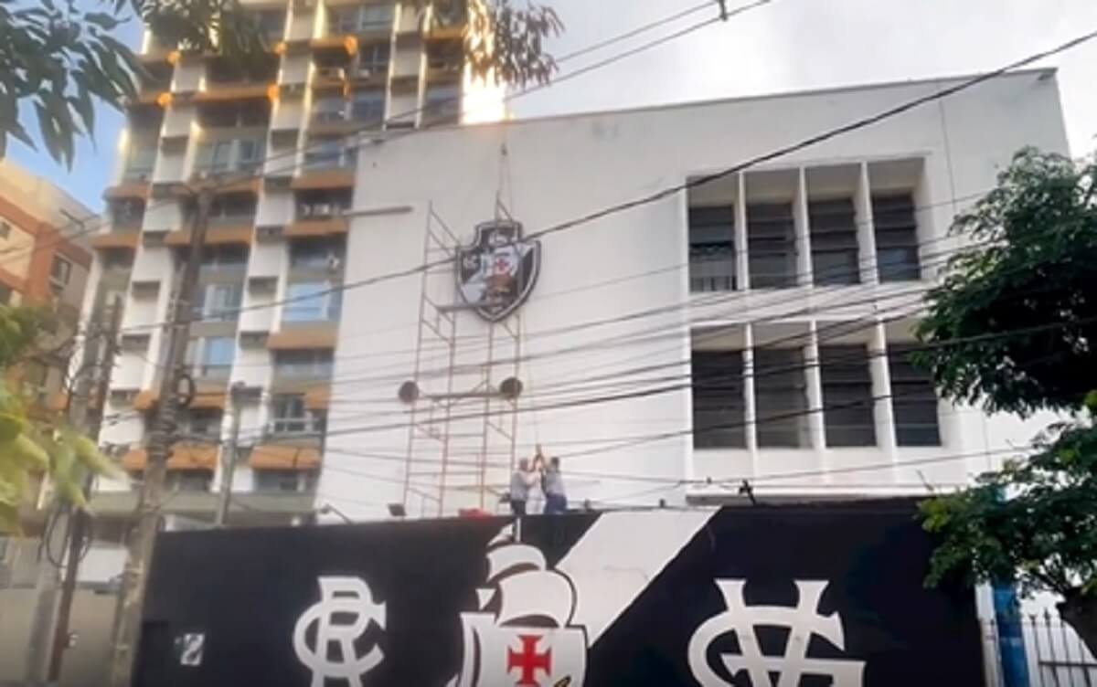 Escudo de LED do Vasco na fachada da Sede Náutica da Lagoa