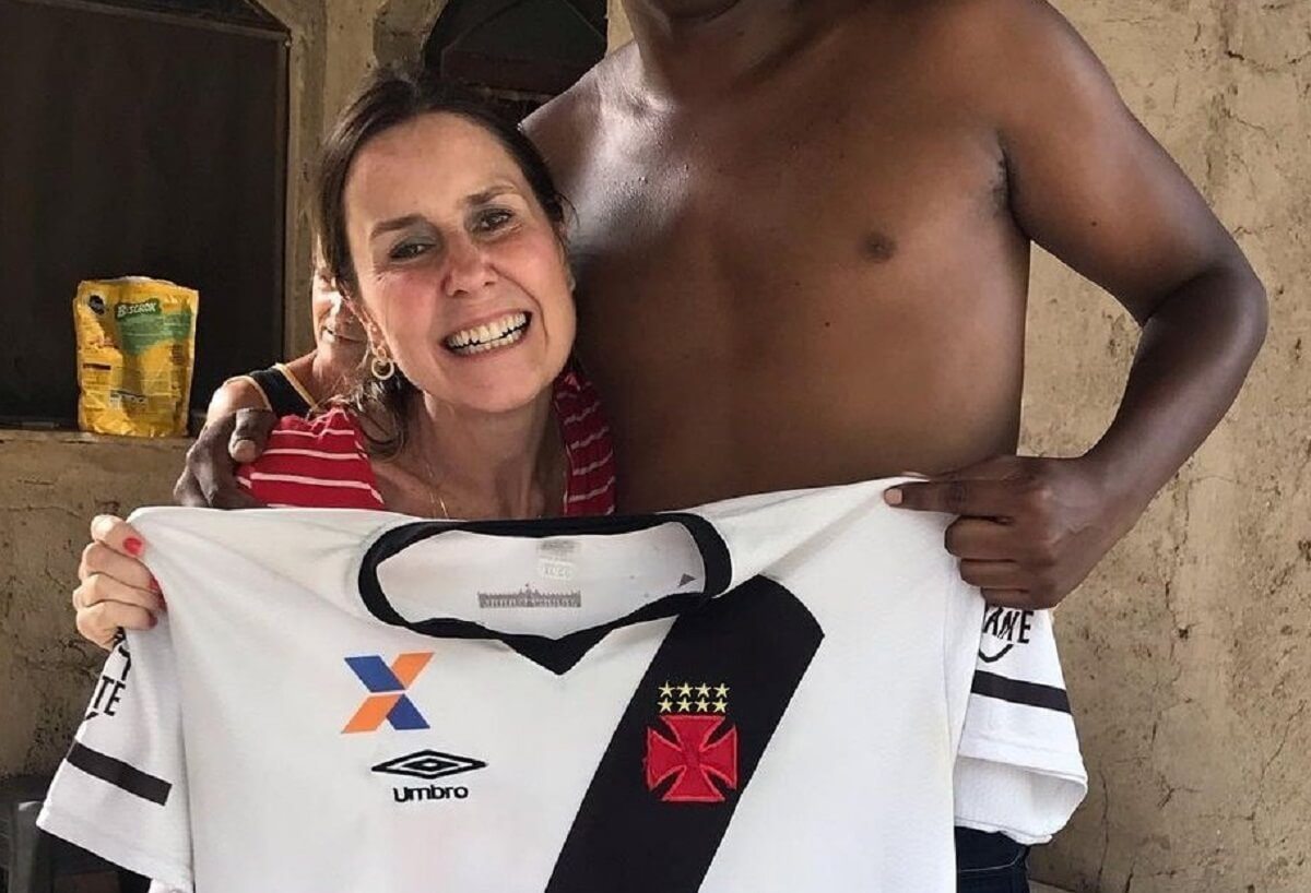 Susana Naspolini com a camisa do Vasco