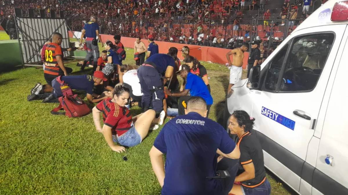 Bombeiros atendem torcedores do Sport caídos no chão