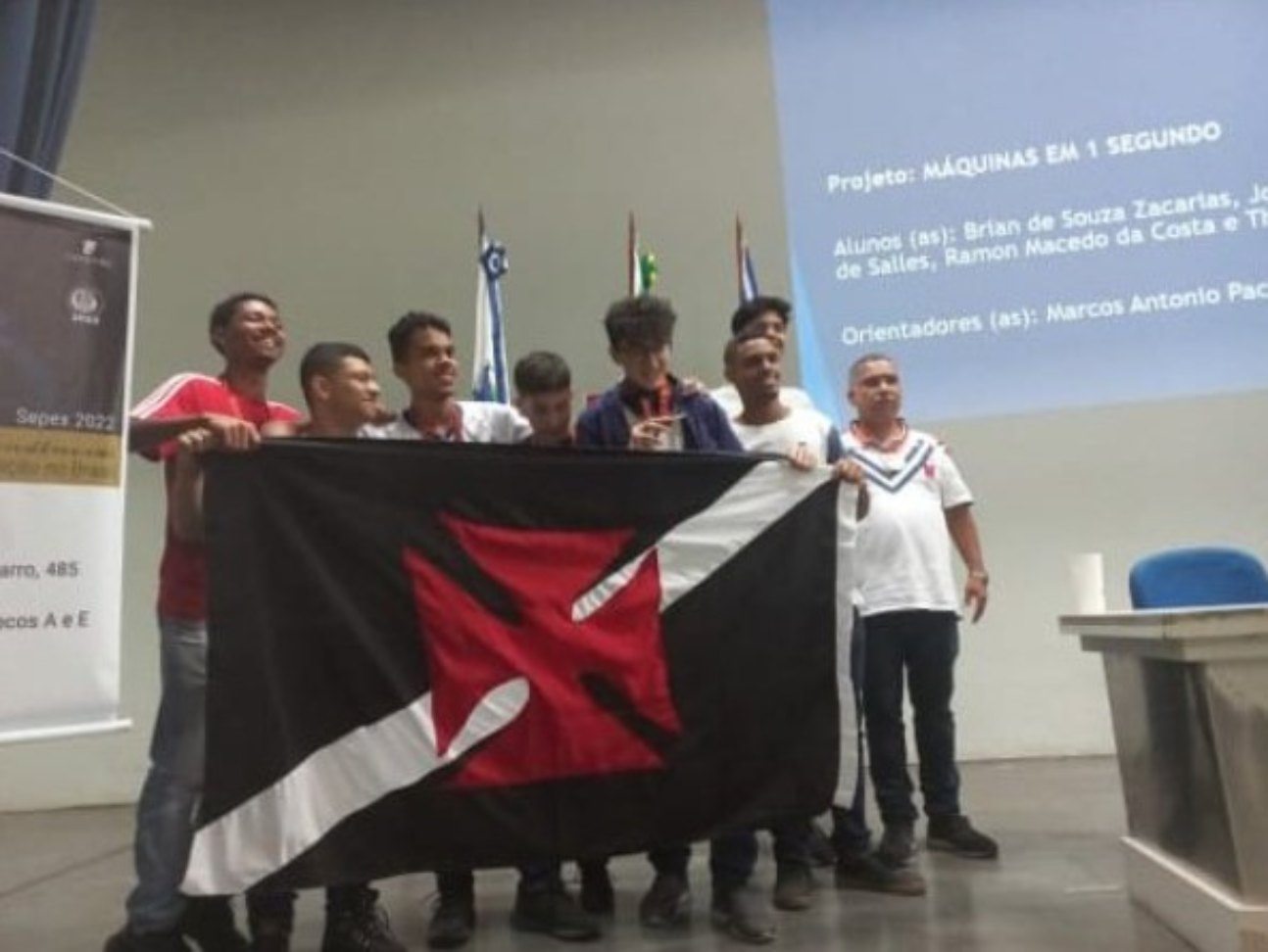 Vascaínos levam bandeira do Vasco em premiação
