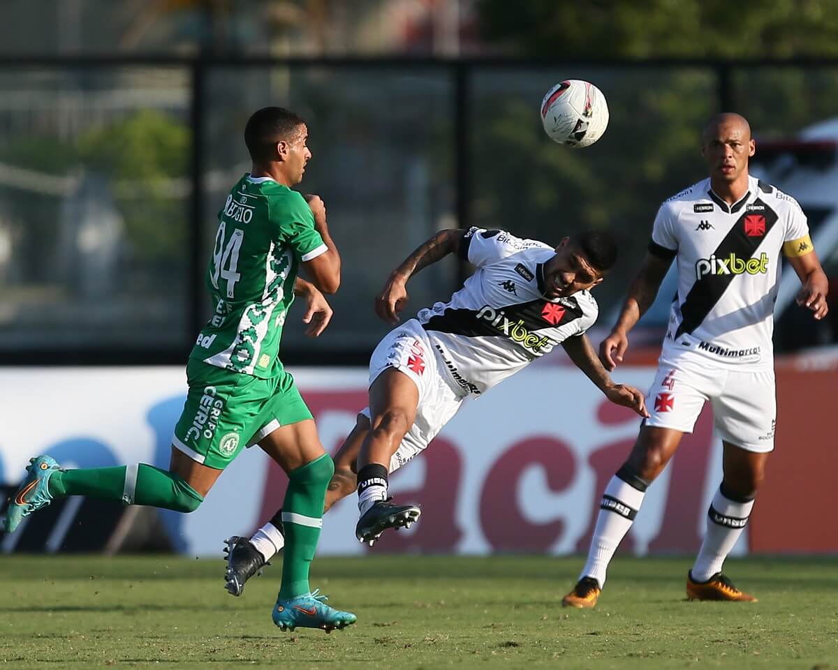 Yuri Lara e Anderson Conceição em jogo contra a Chapecoense pela Série B 2022