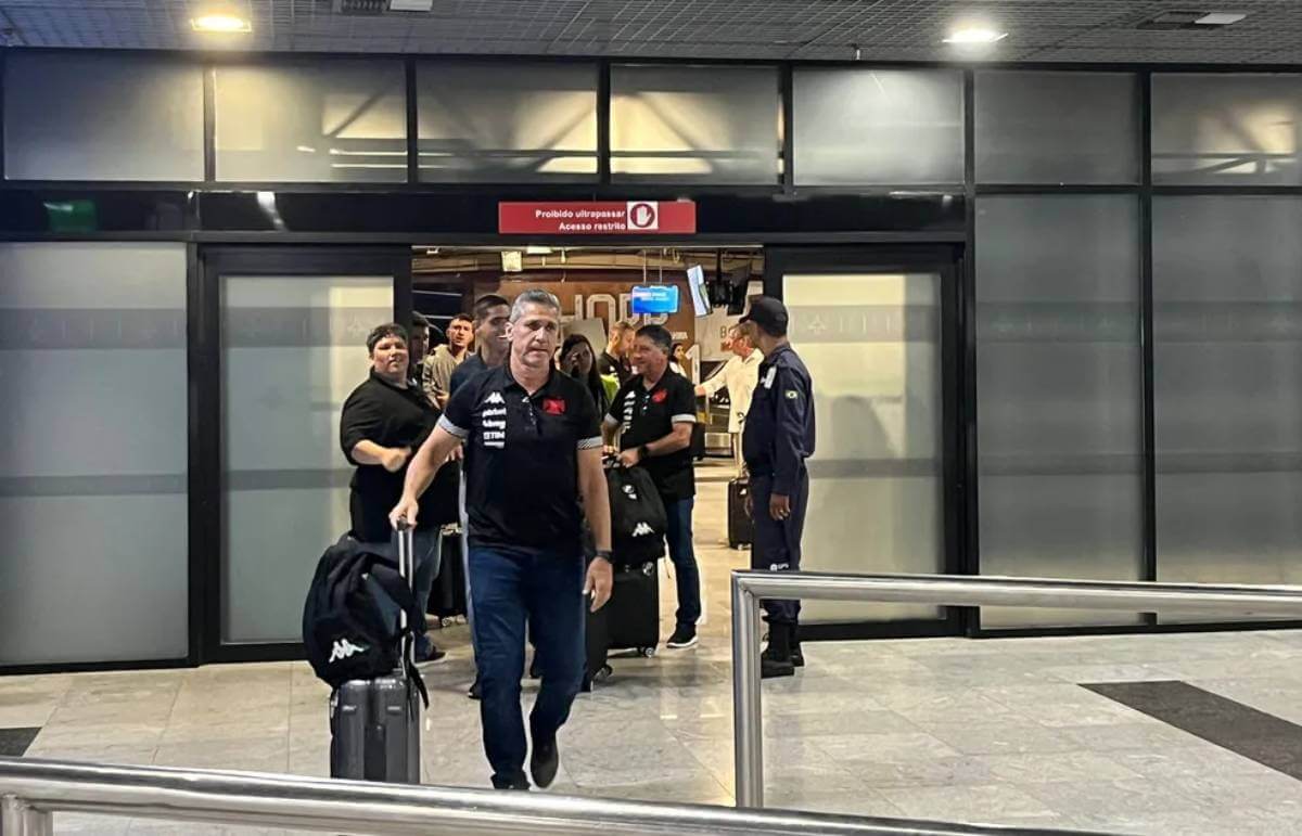 Vasco durante desembarque no aeroporto do Recife