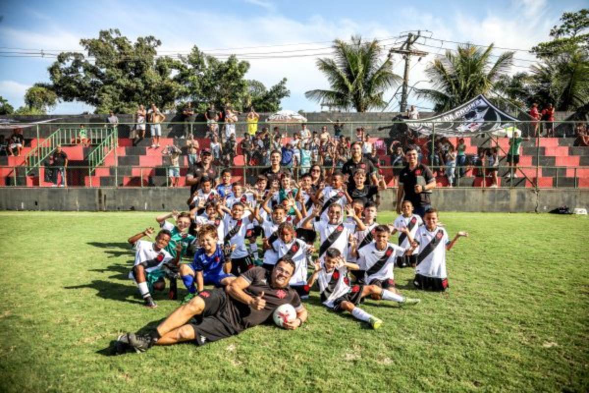 Garotada do Vasco após vitória sobre o Flamengo pelo Sub-9