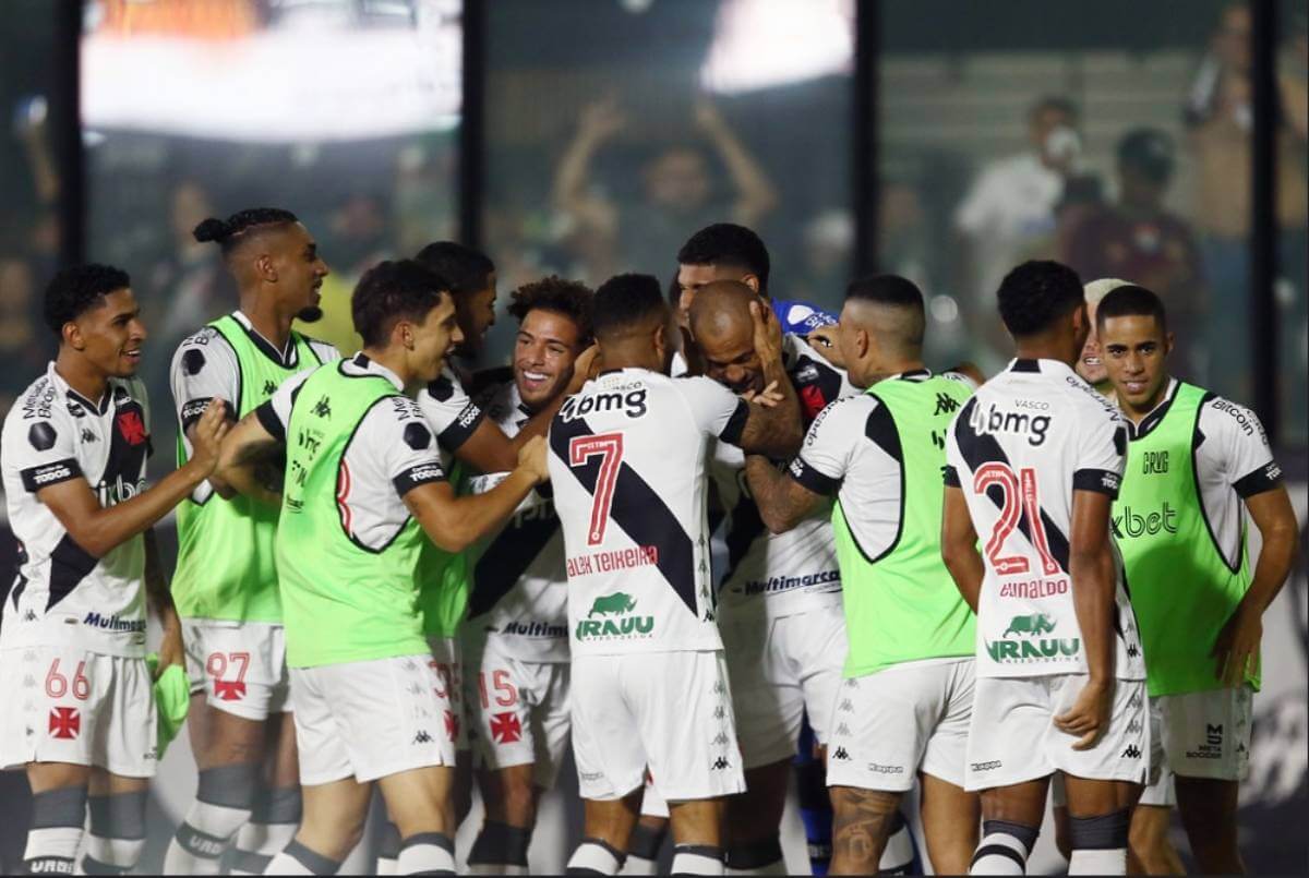 Jogadores do Vasco durante o jogo contra o Sampaio Corrêa