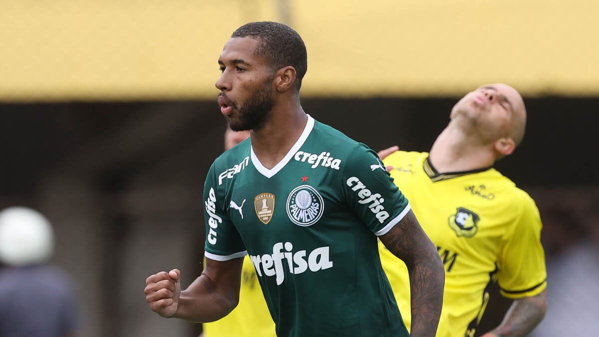 Wesley em ação pelo Palmeiras