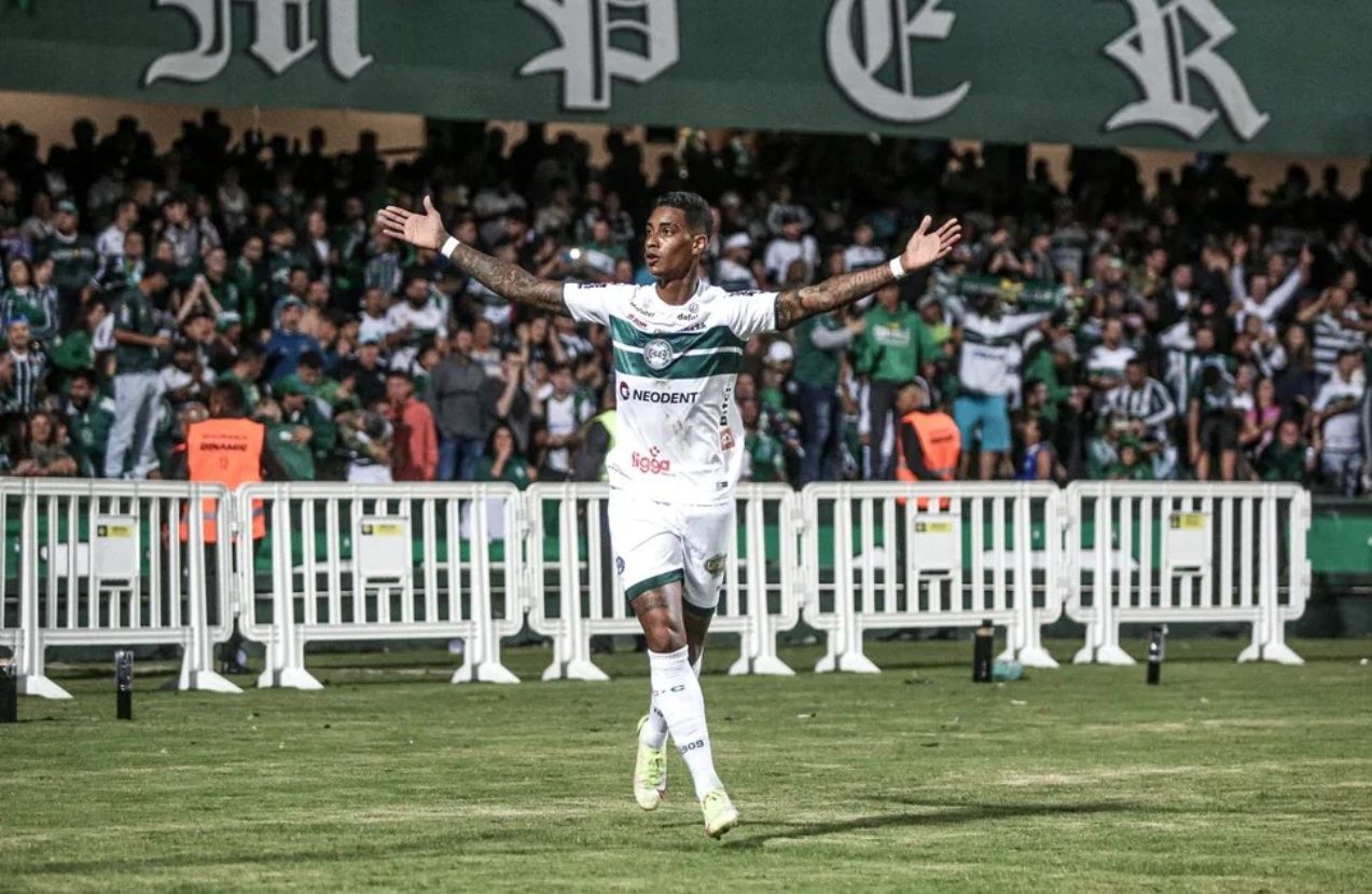 Alef Manga defende o Coritiba