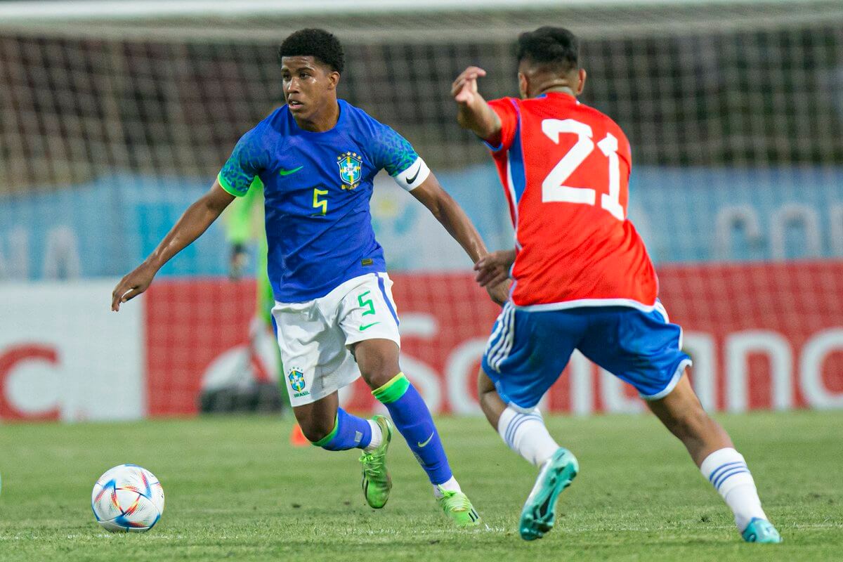 Andrey Santos em amistoso sub-20 entre Chile e Brasil em novembro de 2022