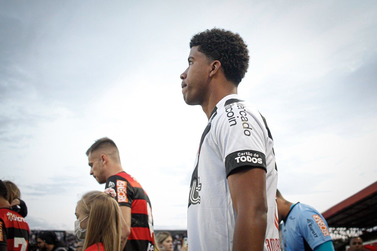 Andrey Santos entrando em campo para Ituano x Vasco pela Série B 2022