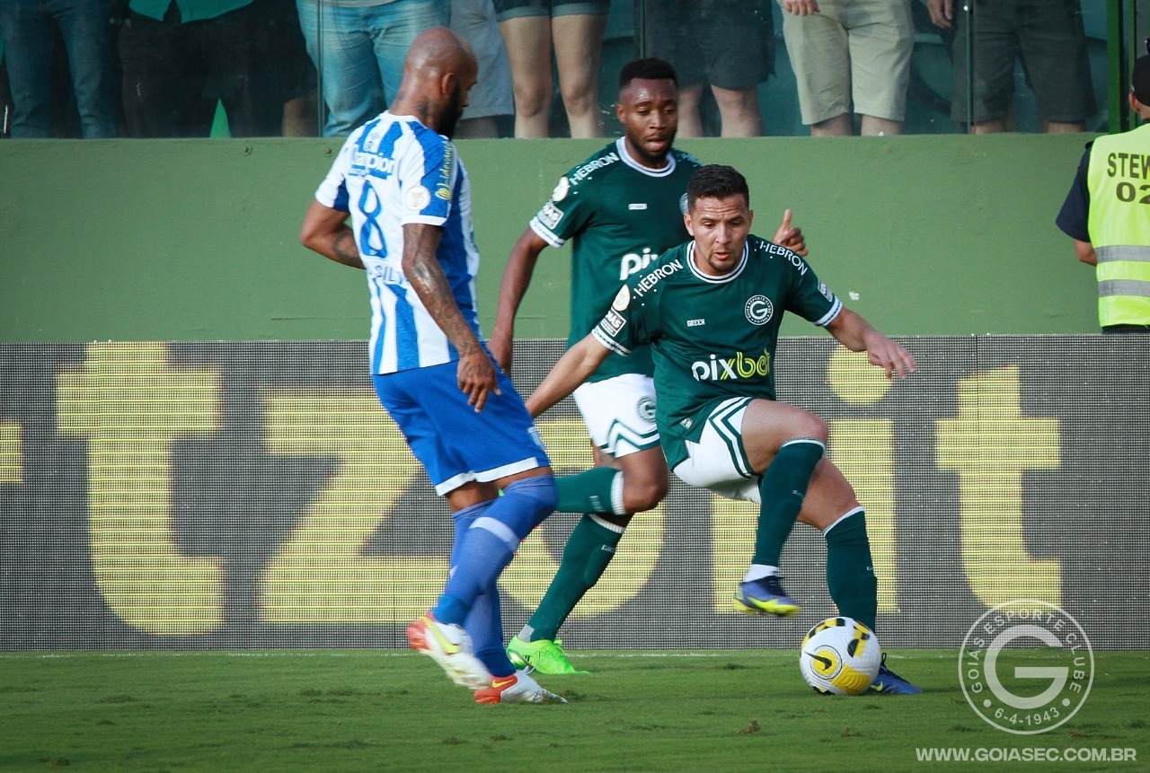 Dadá Belmonte com a bola em jogo pelo Goiás