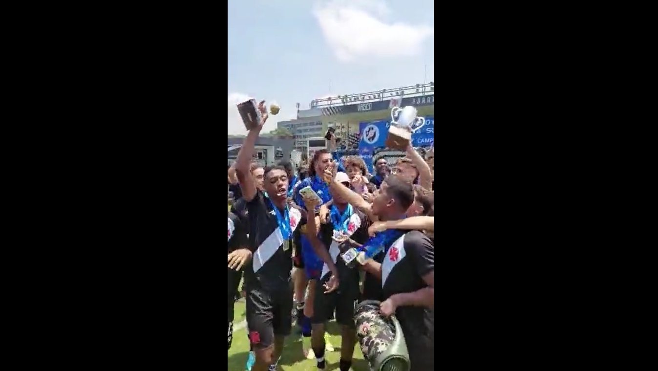 Garotos do Vasco celebram título sobre o Flamengo