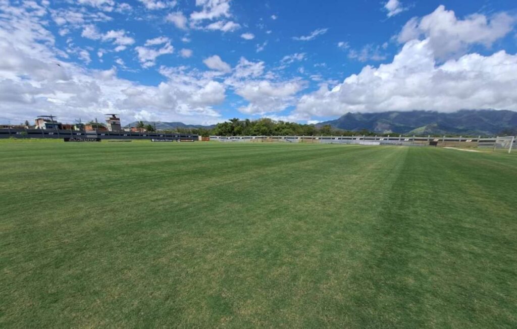 Obras no gramado do CT Moacyr Barbosa