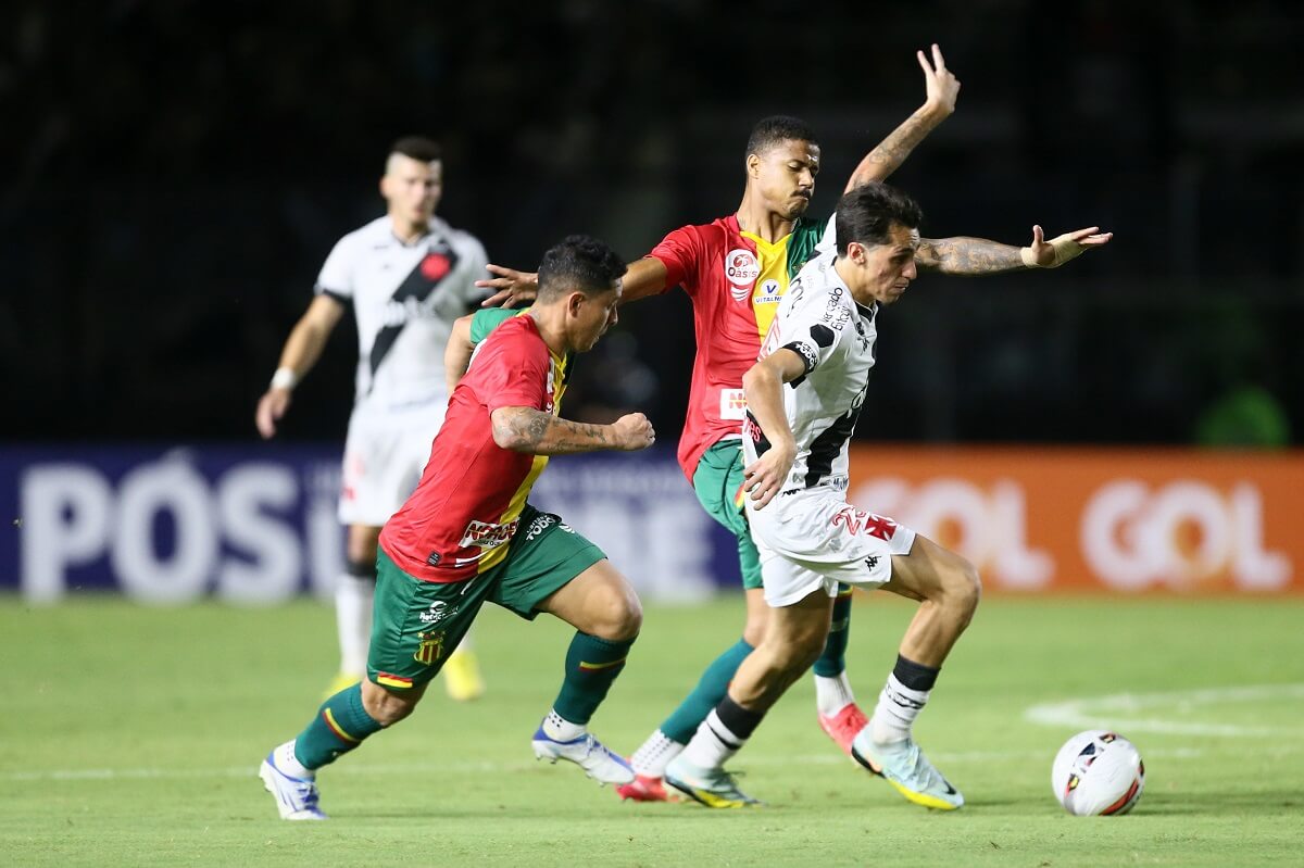 Marlon Gomes em ação pelo Vasco contra o Sampaio Corrêa pela Série B 2022