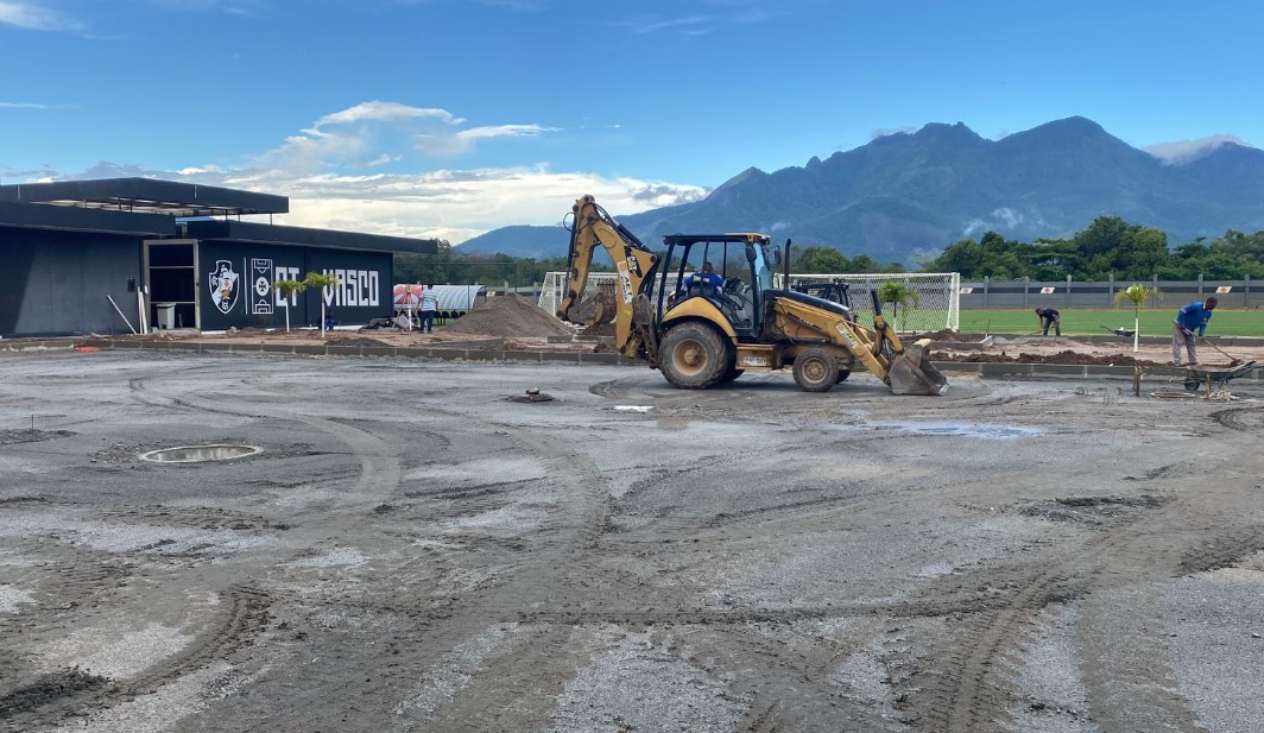 Trator trabalha em obras no CT Moacyr Barbosa