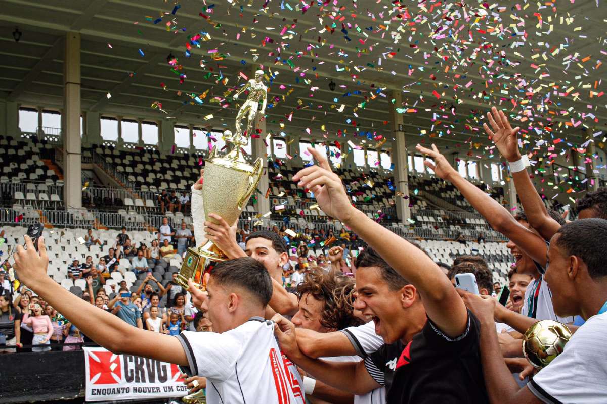 Garotos do Vasco celebram o título do Metropolitano Sub-14