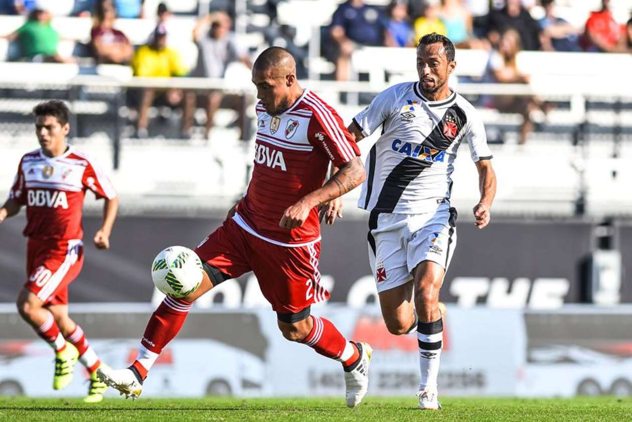 Nenê em ação pelo Vasco contra o River Plate em 2017