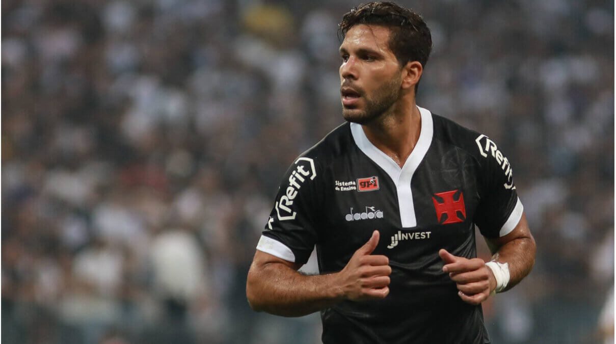 Zagueiro Oswaldo Henríquez com a camisa do Vasco da Gama