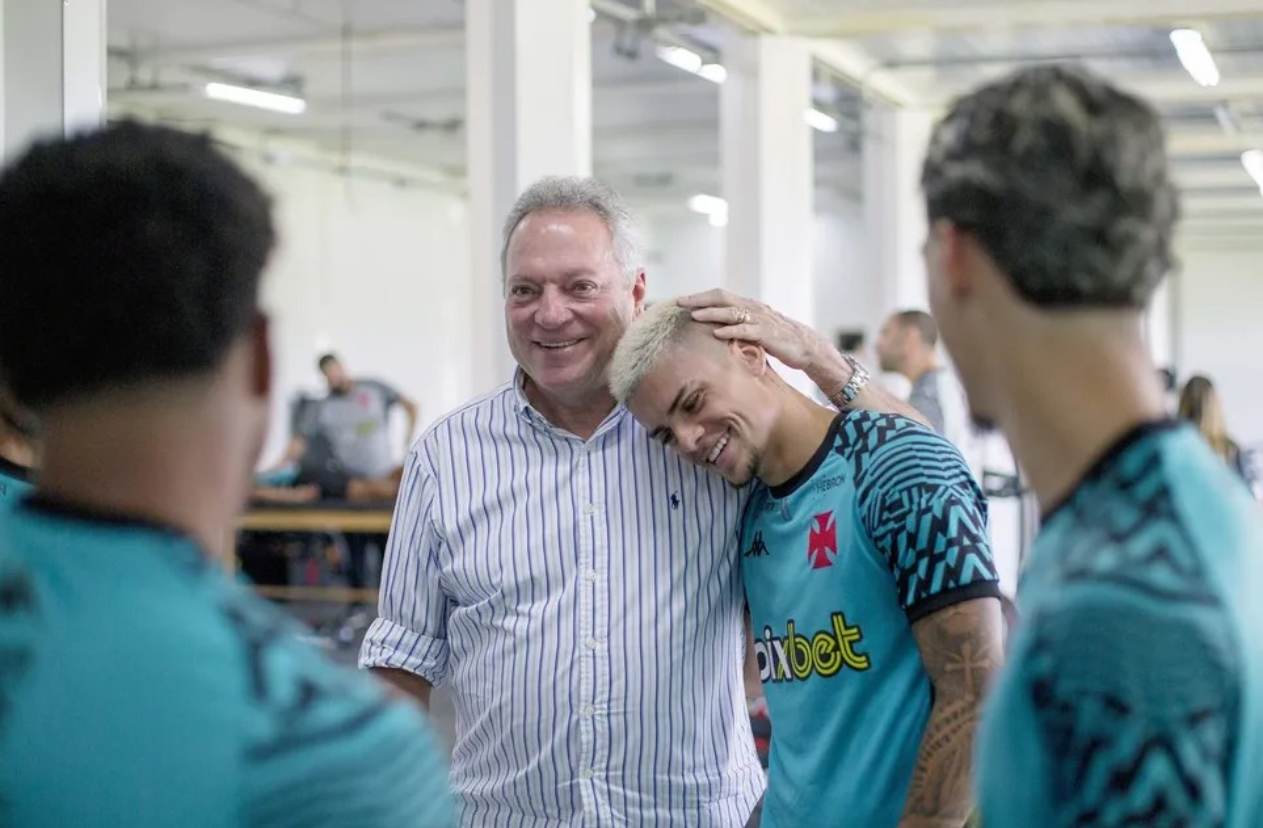 Abel Braga e Gabriel Pec na reapresentação do elenco do Vasco