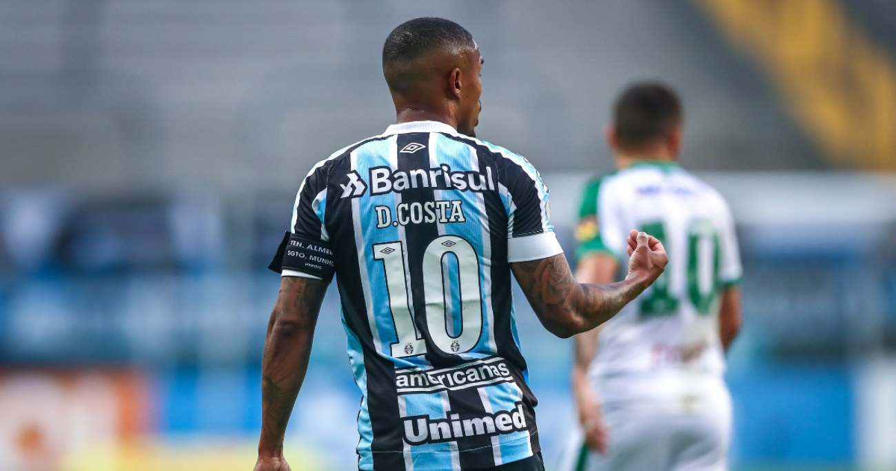 Douglas Costa em ação contra o Grêmio