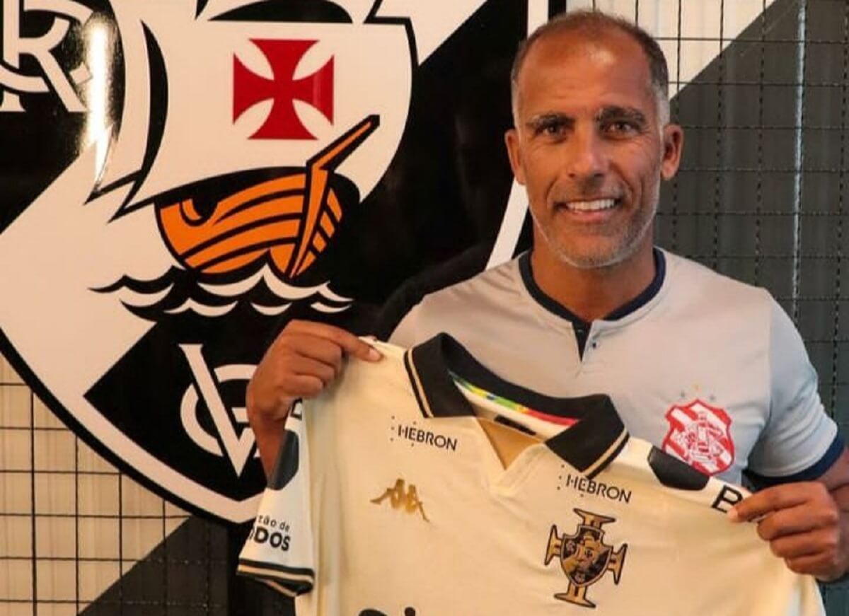 Felipe Maestro com a camisa 3 do Vasco da temporada 2022