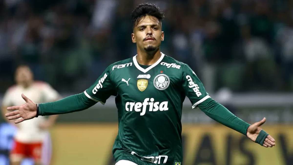 Gabriel Menino defende o Palmeiras