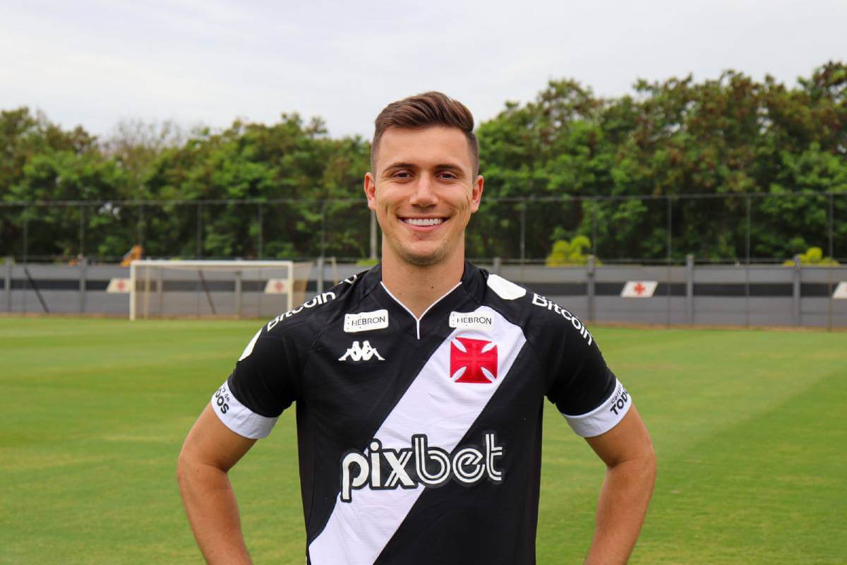 Lucas Piton com a camisa do Vasco