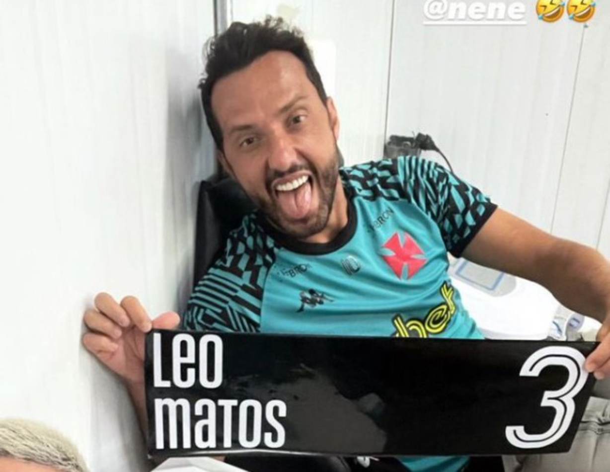 Nenê segura placa com o nome de Léo Matos