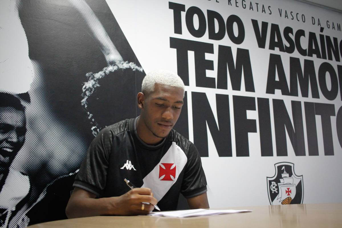 Rayan assinando contrato com o Vasco