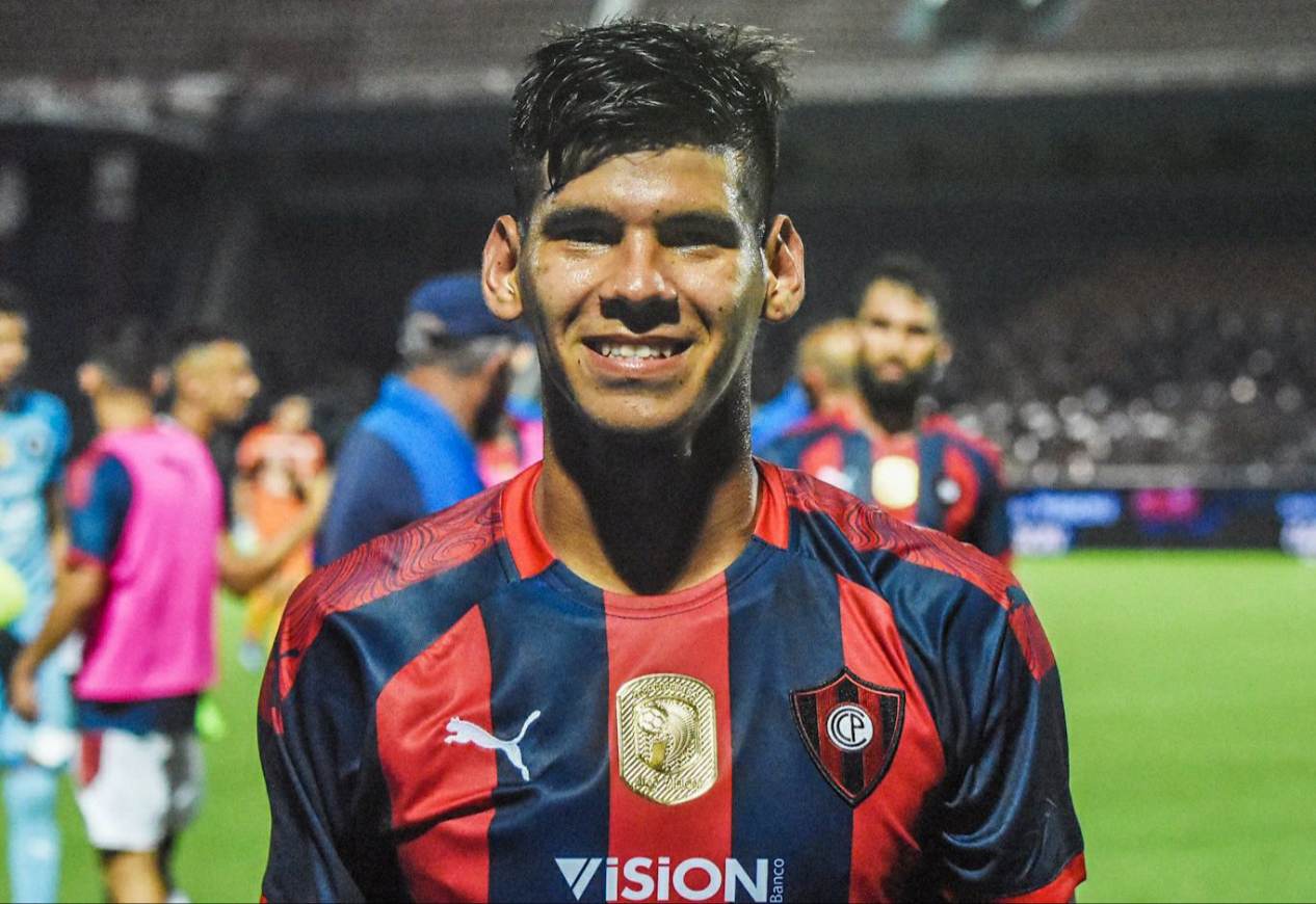 Robert Morales defende o Cerro Porteño