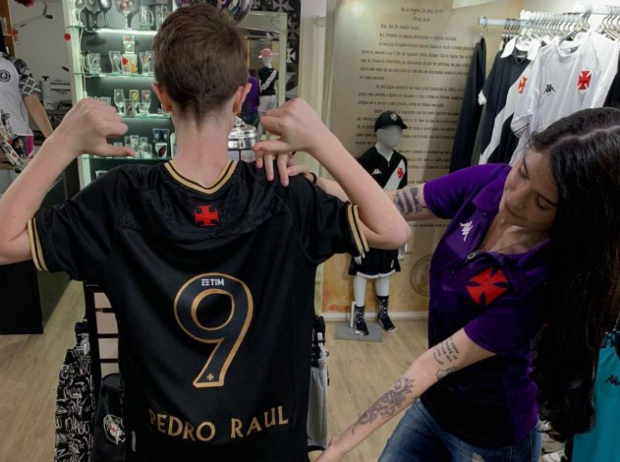 Pequeno vascaíno coloca o nome de Pedro Raul em camisa do Vasco