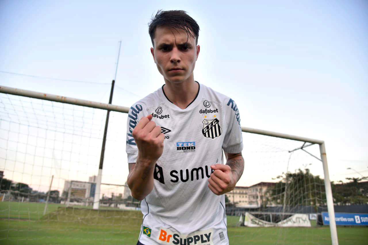 Vinicius Zanocelo com a camisa do Santos