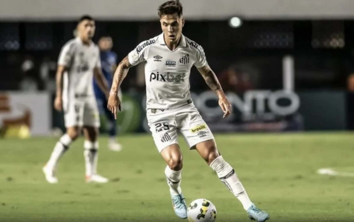 Vinicius Zanocelo em campo pelo Santos