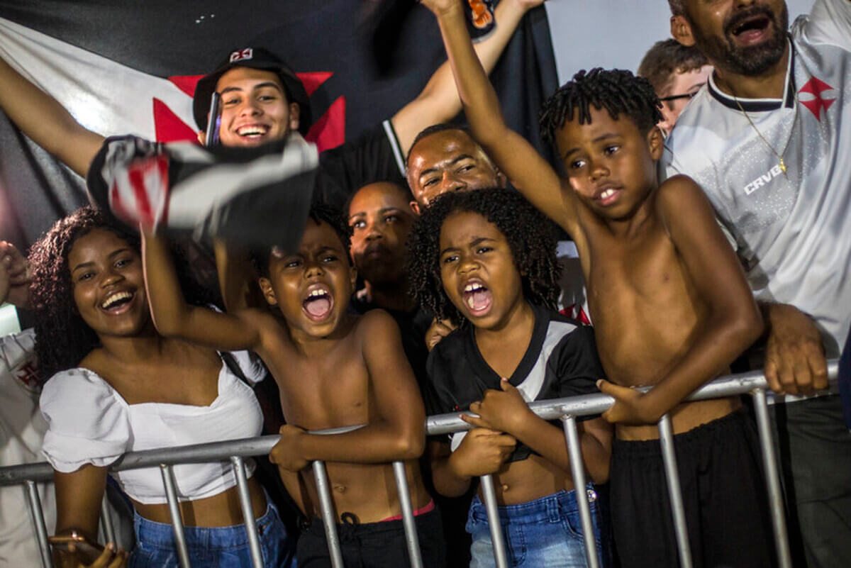 Torcedores cantam na chegada do Vasco da Gama ao hotel em Vitoria