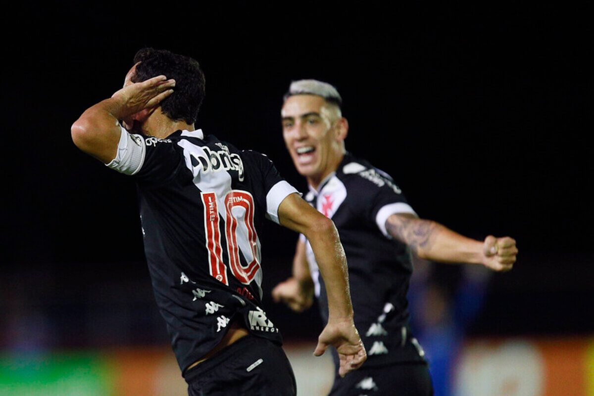 Puma e Nenê comemoram o primeiro gol do Vasco na partida contra Portuguesa