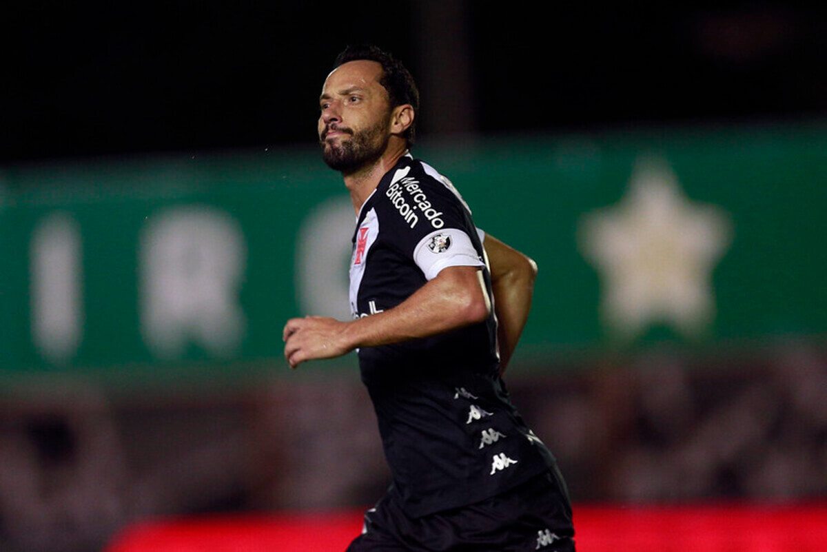 Nenê comemora seu gol na partida entre Portuguesa e Vasco