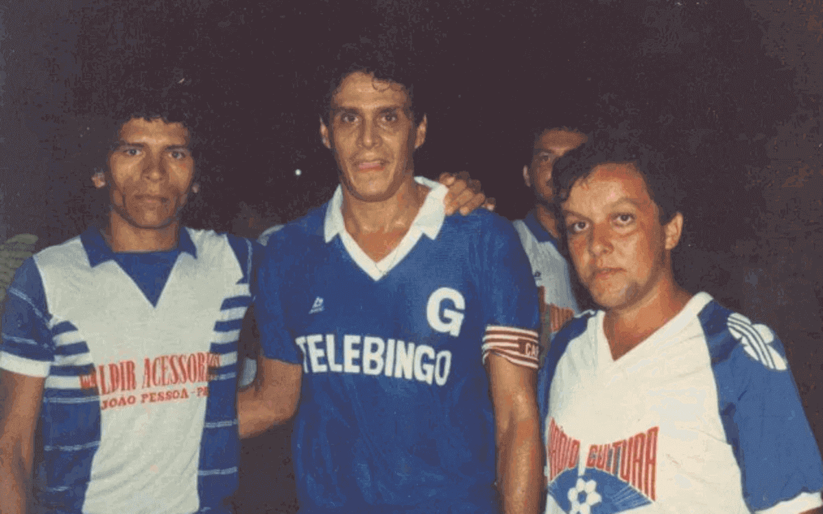 Roberto Dinamite no Torneio Início com a camisa do Guarabira