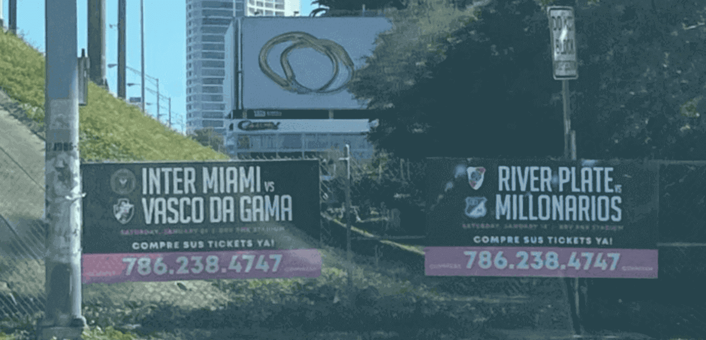 Anúncio em placa convoca torcedores para jogo do Vasco contra o Inter Miami