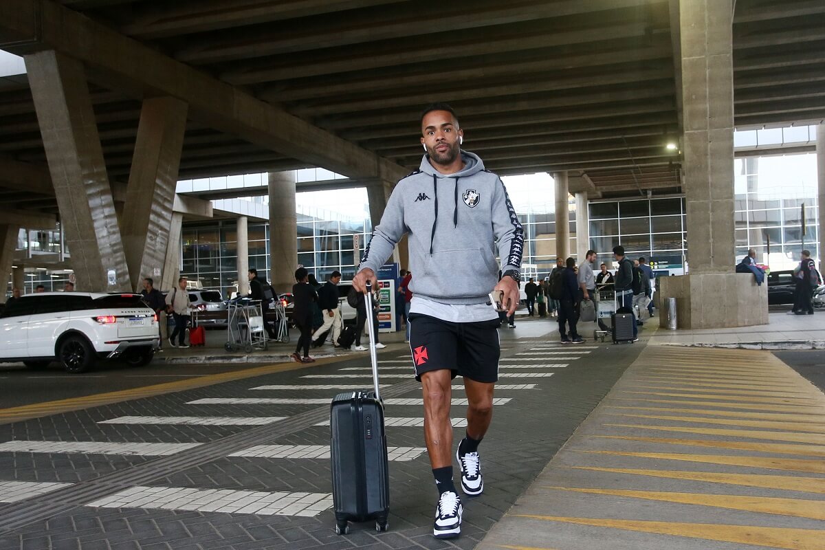 Alex Teixeira em desembarque do Vasco no Aeroporto de Campinas