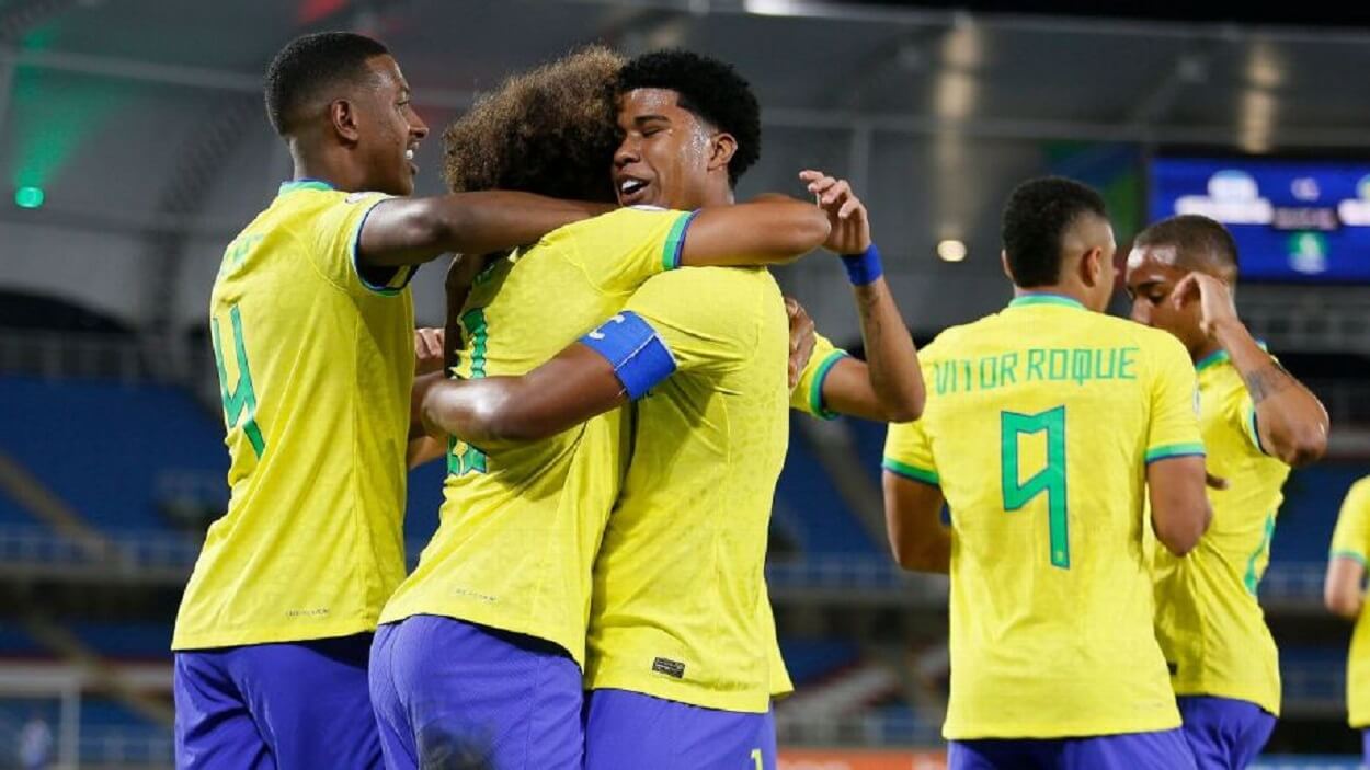 Andrey Santos abraçando Guilherme Biro em Argentina x Brasil pelo Sul-Americano Sub-20
