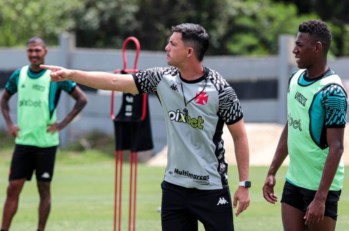 Barbieri comandando treino do Vasco