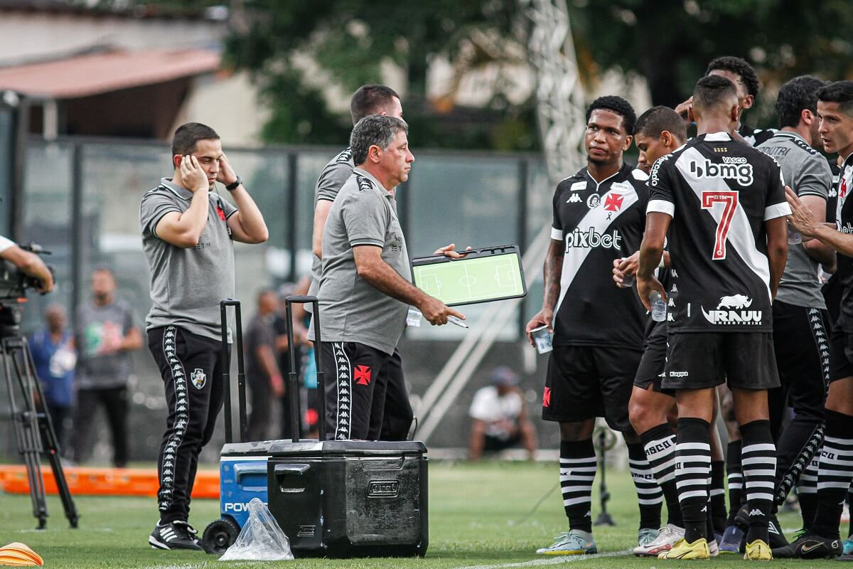 Emílio Faro e jogadores do Vasco em partida contra o Madureira pelo Carioca 2023
