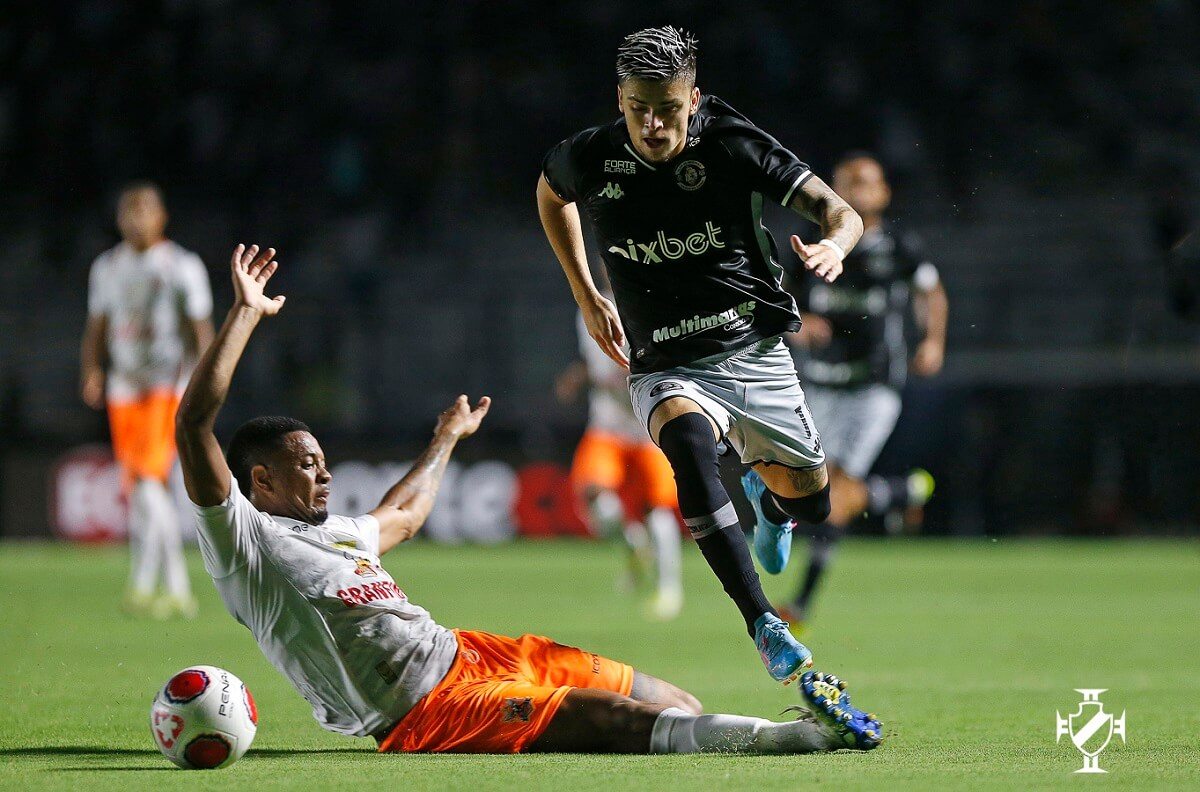 Gabriel Pec em ação pelo Vasco contra o Nova Iguaçu pelo Carioca 2022