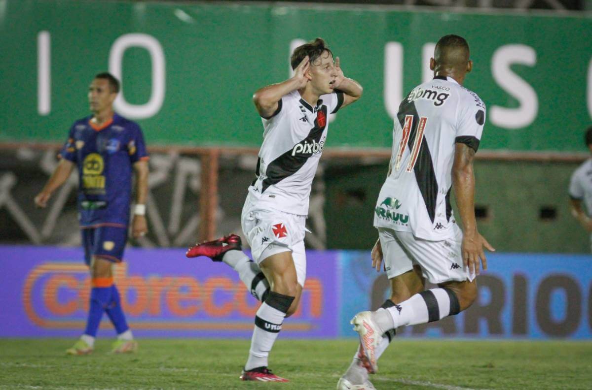 Galarza comemorando gol contra o Audax