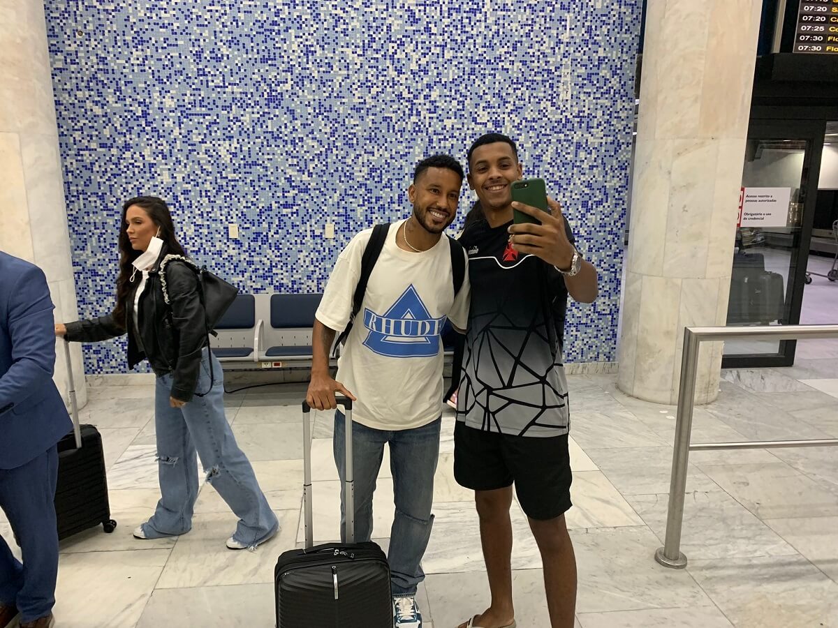 Jair tirando foto com torcedor do Vasco no Aeroporto Santos Dumont, no Rio de Janeiro