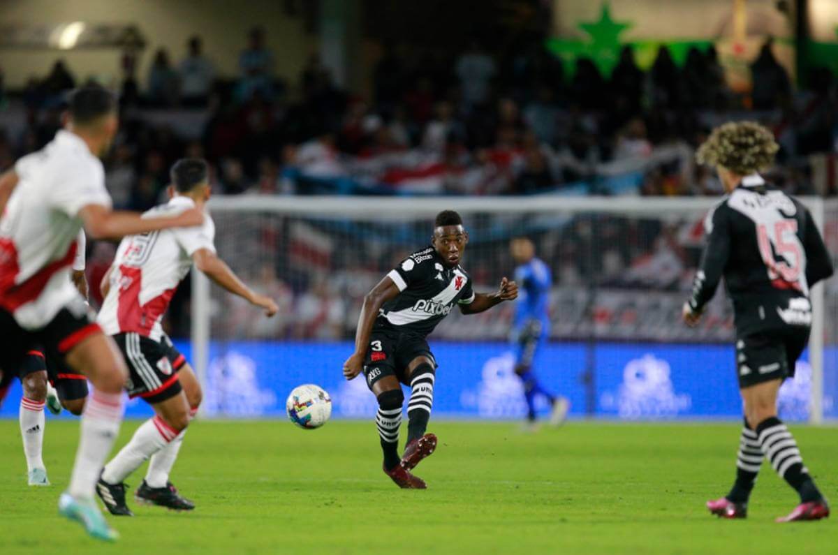 Léo durante o jogo contra o River Plate